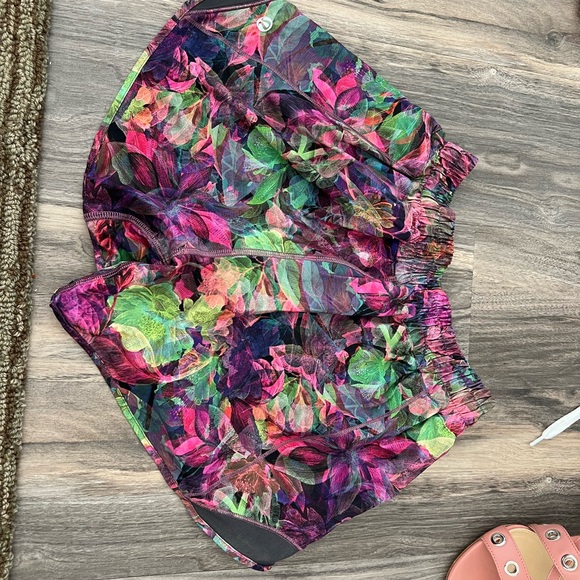 Lululemon Shorts Hotty Hot, Low Rise 4”, sz4 - Picture 4 of 5